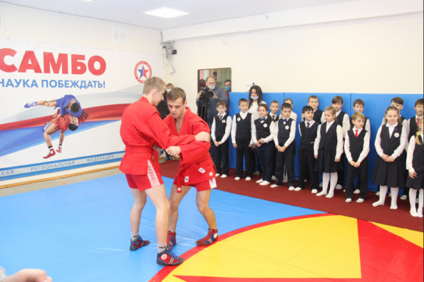 Сибирский репортер - Министр образования региона Сергей Федорчук открыл новый специализированный спортзал самбо для школьников